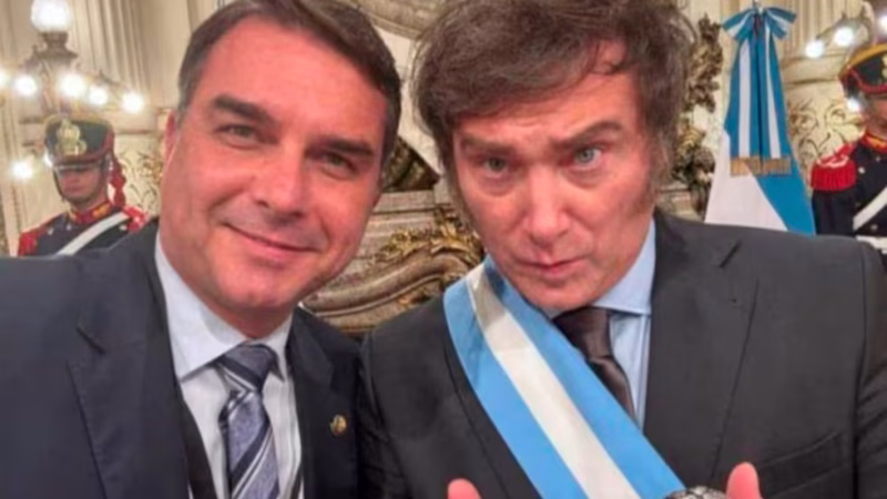 Milei inicia una gira regional con respaldo a Flavio Bolsonaro y sin reunión con Lula